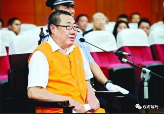 挑扁担送双胞胎上学