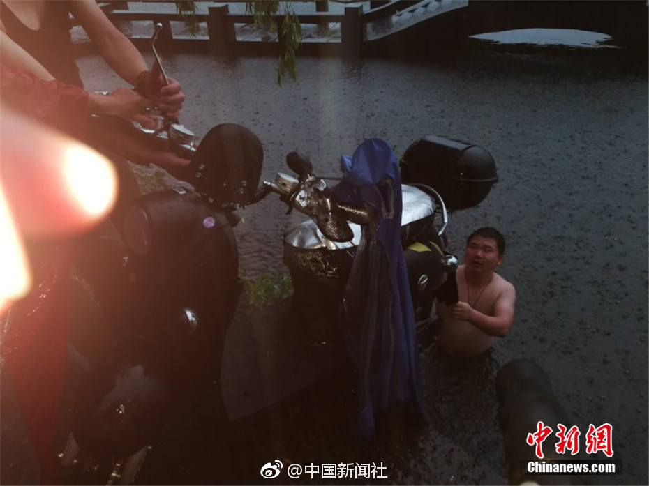 巴西老人被转运时从担架坠落