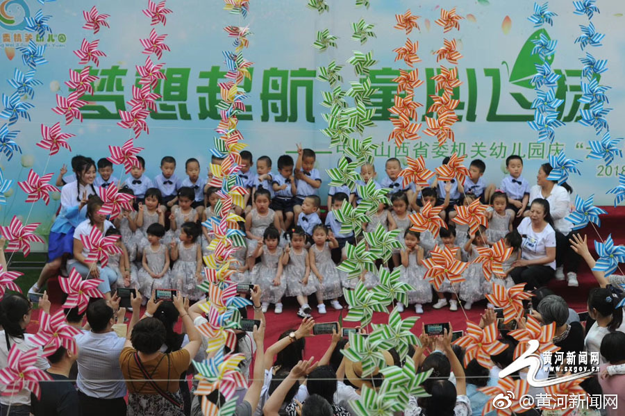 英伟达财报炸裂，芯片行情再爆发！首只聚焦“港股芯片”产业链的港股信息技术etf（159131）上涨超1%