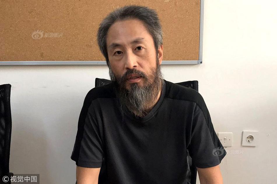 奶奶怕打针重孙伸手蒙眼