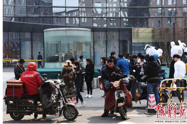 红衣女子骑杜卡迪在高速狂飙,时速超200公里还单手拍照,惠州交警:曹某(女,20岁)、陈某(男,30岁)涉嫌危险驾驶罪被刑拘