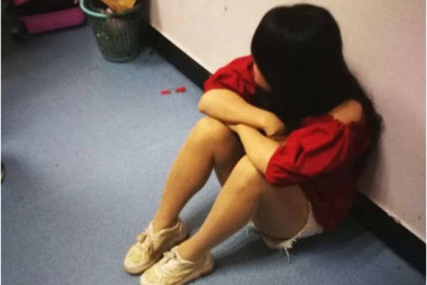 井柏然给网友送栾念私服