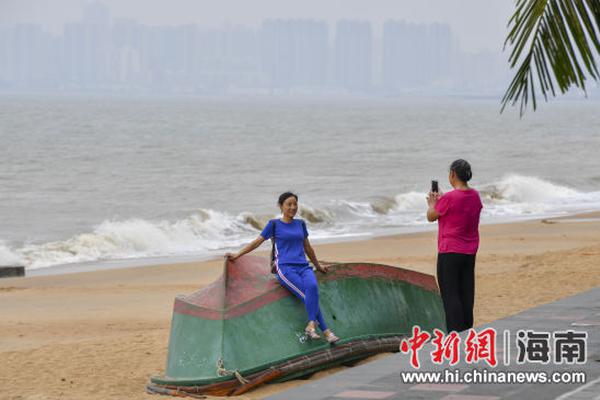 基层警务事务：尽管时光流逝，热心青年依旧心向警察蓝