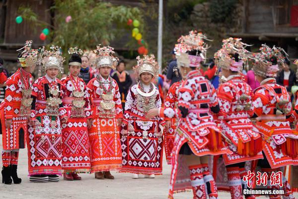 小伙只顾着哄女友手镯白酒放地上被偷