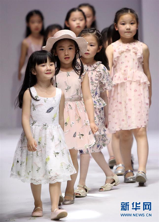20世纪美国乡村经典民谣《阳光彩虹小白马》