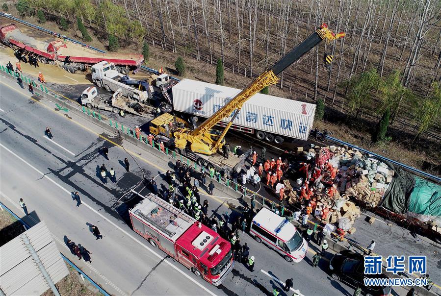 氧气耗尽、跌入冰缝，52岁尼泊尔向导在珠峰险境靠仅剩的一点食物和啃冰块顽强求生
